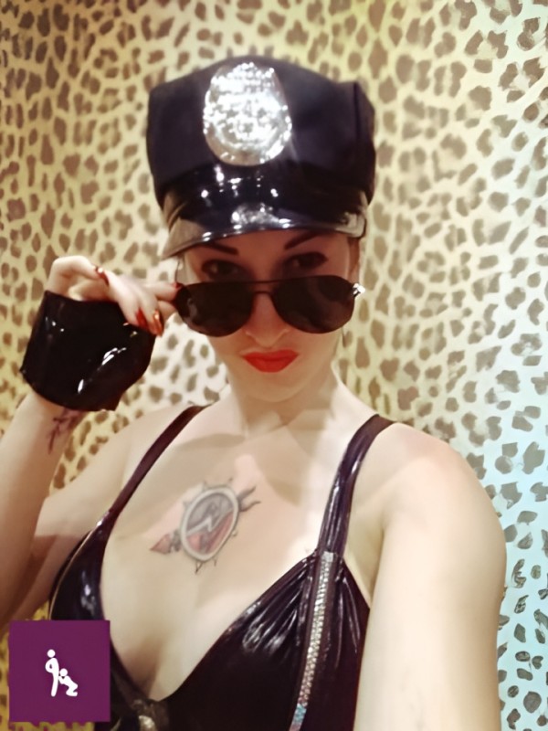 Софа привлекательная девушка из Березовского цена от 10000 руб